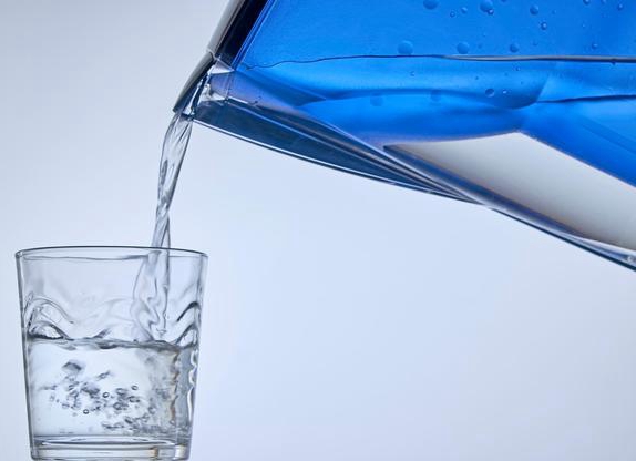 c1c7b961bb67e71415f6b7727d216e76865.jpg 家用凈水器 家用凈水器優(yōu)缺點